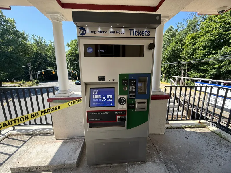 LIRRの券売機。硬貨・紙幣・カードが使え、乗る前にここで切符を買う