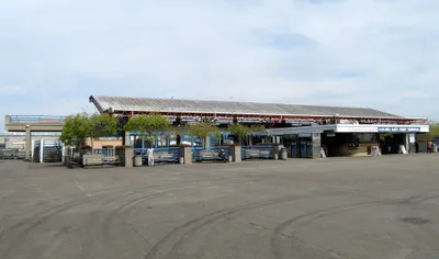 ゴールデンゲート・フェリーのターミナル（サンフランシスコ側）。青い「GOLDEN GATE FERRY TERMINAL」の看板と赤い鉄骨の大屋根が目印