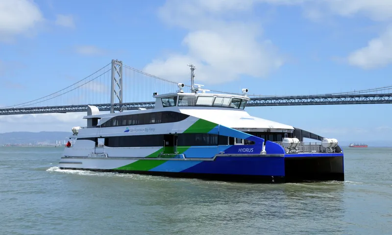 SFベイフェリーの船（HYDRUS）。船体側面に「San Francisco Bay Ferry」と入る