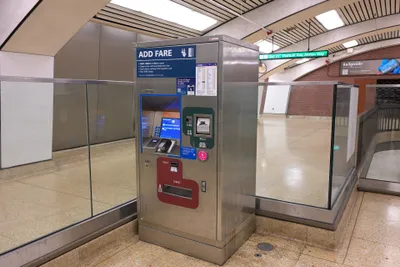 「ADD FARE」の機械。残高が足りず改札を出られないときはここで不足分を足す（ダウンタウン・バークレー駅）