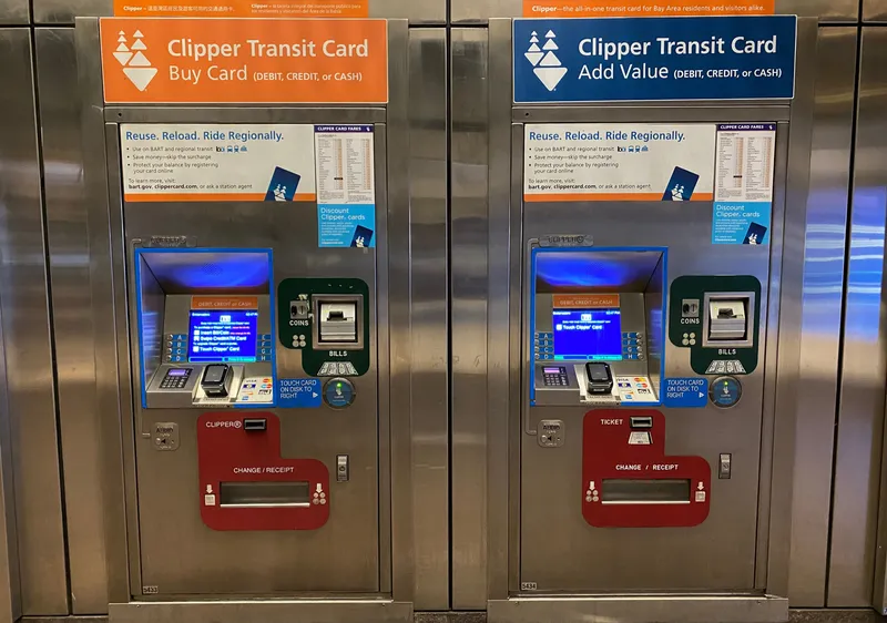 エンバカデロ駅のClipper機。左が新規購入（Buy Card）、右がチャージ（Add Value）