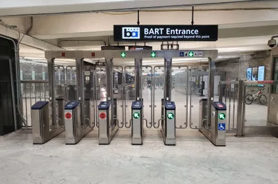 シビックセンター駅のBART改札。上面の丸い青のマークがカードをかざす場所