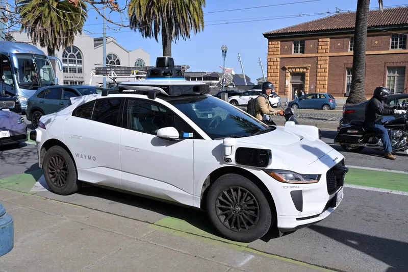 サンフランシスコ市内を走るWaymoの自動運転車（ジャガーI-PACE）。ドアに「WAYMO」と入り、屋根と四隅にセンサーが載る