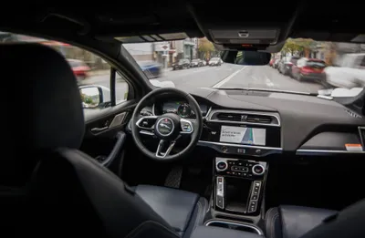 走行中のWaymoの車内。運転席は無人で、ダッシュボードの画面に到着予定が出ている