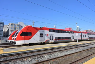 4th & King駅に停まるカルトレインの電車。赤と白の2階建て車両