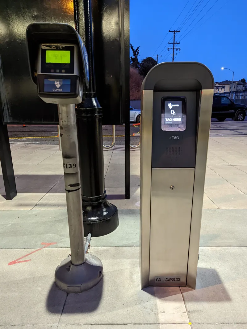 カルトレインのホームに立つClipper読取機。形の違う2台が並ぶ（ローレンス駅）