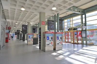 サンフランシスコ駅（4th & King）のコンコース。赤い「tickets」の機械が紙の切符とClipperの両方を扱う