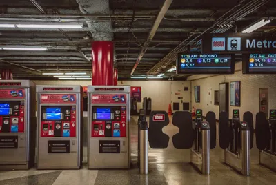 パウエル駅の地下改札。黒いパドルのゲートにカードをかざして入る。左手は駅の券売機