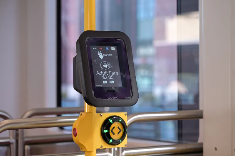 Muni車内のカード読取機。画面にVisa・Mastercard・AMEX・Discover・Clipperのマークと大人運賃$2.85が出ている