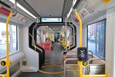 Muni Metroの車内（Siemens S200形）。ドア脇の黄色いポールに読取機が付く